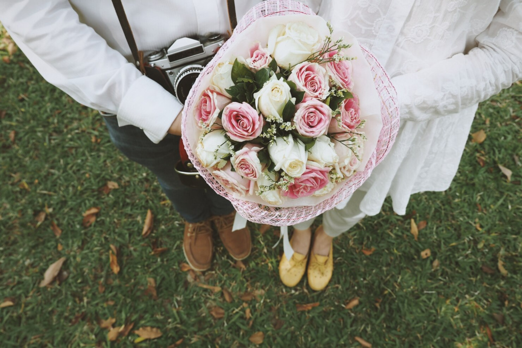 couple-holding-wedding-bouquet_1286-165.jpg